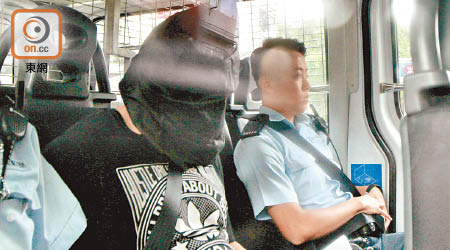肇事七人車司機郭栢林昨被蒙頭押解上庭應訊。
