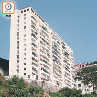 中銀香港要求陸承澤交出由其父設計的淺水灣保華大廈（圖）其中兩個單位。