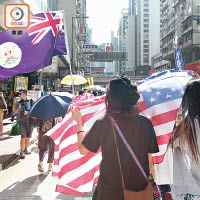 有市民帶同港英旗及美國國旗參與遊行。（羅錦鴻攝）