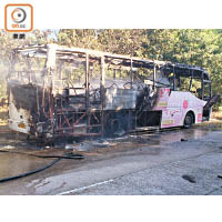 着火巴士被嚴重焚毀。