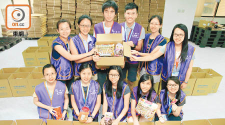 同學們在安得烈食物銀行製作「膳糧食物包」。