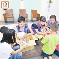 在安得烈食物銀行製作「膳糧食物包」後，同學們把食物帶到台南神召會，親手送給一班有需要的小朋友。