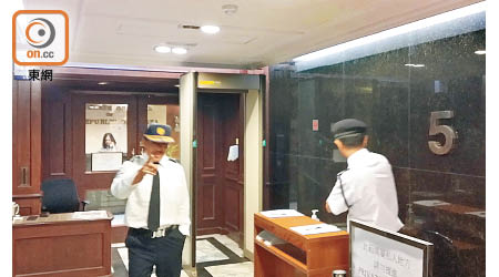 南韓駐香港總領事館外有兩名保安員駐守，進入要先經X光機檢查。（林嘉諾攝）