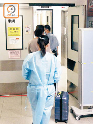 疑似感染寨卡女子在護理人員引領下進入隔離病房。（林兆崙攝）