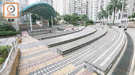 有邨管會委員建議在天耀邨的公共空間露天劇場內設立臨時墟市。