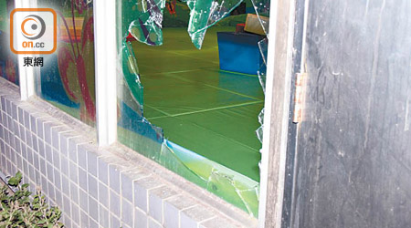 體育館玻璃窗遭砸毀。（葉嘉文攝）