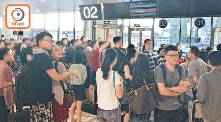 近二百名港航乘客受航班一再延誤影響，在北京機場苦候消息。（讀者提供）