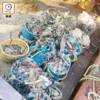 自月初起，不斷有本港漁民在內地海域撈到大量垃圾。