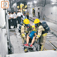 三名受傷「乘客」及一名輪椅人士被救出。（港鐵提供）