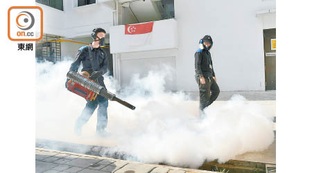 新加坡寨卡病毒感染個案急升，當局在爆發疫情的社區展開滅蚊工作。
