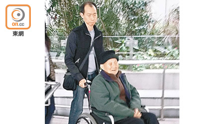 法官裁定原告陳玉培（坐輪椅者）勝訴，可向五名子女討回業權。