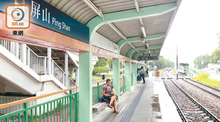 孟加拉賊涉在屏山站列車上搶手機。（資料圖片）