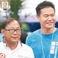 周浩鼎（右）在超級區議會的得票排第四位，成功當選。左為梁志祥。（陳章存攝）