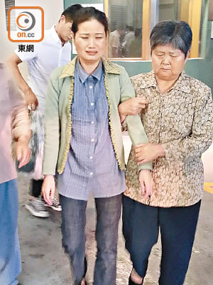 卞真菊（左）離開拘留室時不斷哭泣，但沒有回應記者提問。