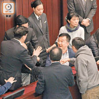 激進泛民屢破壞議會秩序，本土派隨時會有更激進行為。