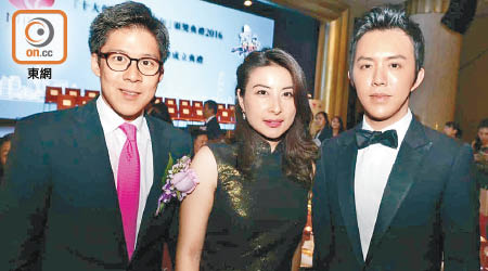 郭晶晶（中）與李雲迪（右）同膺「傑出新香港青年」，霍啟剛當然要去支持太太啦！