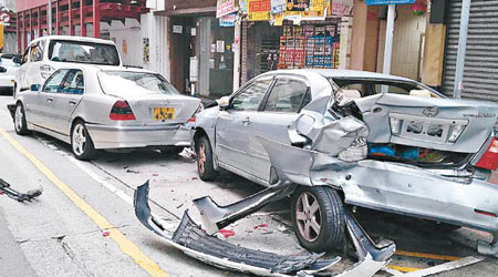 三車被撞現場遺下泵把及手機（箭嘴示），事後被人檢走。（互聯網圖片）