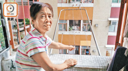樂華北邨的陳太，約十多年前改裝「三支香」為拉繩晾衫架。