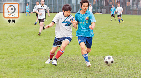 踢足球的轉身動作容易引致半月板撕裂。