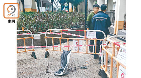 雨傘損毀嚴重，警方封鎖現場調查。（張世洋攝）