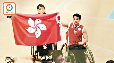 好動的伍強（左）加入輪椅籃球隊代表香港出賽。（受訪者提供）