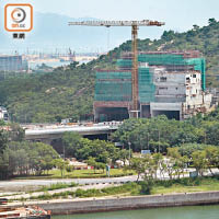 連接香港接線高架橋一邊的觀景山隧道段，出入口上蓋建築物大致成形。