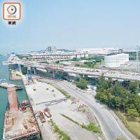靠近赤鱲角機場南邊其中一段香港接線高架橋雖已建好，但整條接線仍是貫通無期。