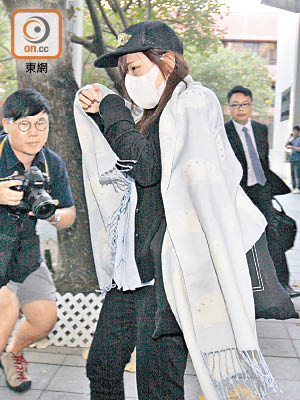 女被告ISHIDA TOMOMI昨離庭時戴上口罩衝出法院。