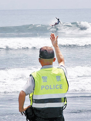 台灣岸巡警員驅離衝浪客。（中時電子報圖片）