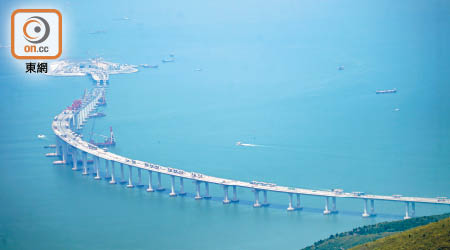 政府稱港珠澳大橋香港段明年具備通車條件，但香港接線至今僅完成逾七成工程量。