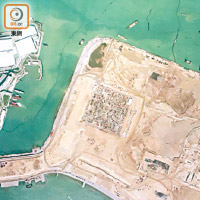 去年<br>去年一月的高空圖顯示，香港口岸人工島的填海工程仍未全部完成。
