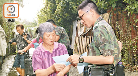 警員到元朗永寧村派發單張，呼籲村民提供有關朱凱廸受威嚇的資料。（文健雄攝）