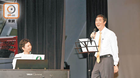 沈祖堯（右）與鍾一諾教授合唱《夕陽無限好》。