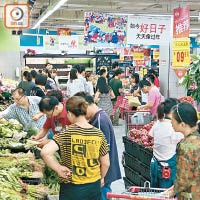 內地<br>福州市民紛紛到超市購買糧食應對颱風。（中新社圖片）