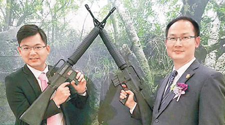 陳學鋒（右）同楊開永拎住突擊步槍合照。（互聯網圖片）