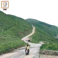 台灣馬祖的山路又窄又斜，斜度可達二十至三十度。
