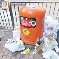 食環署未及派人清理早塞爆的垃圾桶，令大量垃圾堆積在垃圾桶旁。