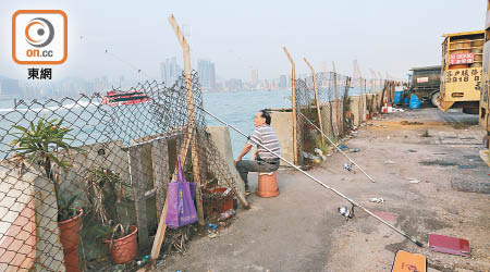 西環海旁是釣魚熱點，不少人在鐵絲網破損位置垂釣。