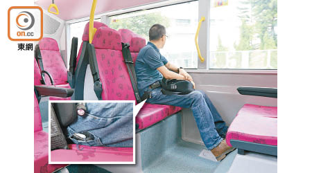 張先生指事發時坐在巴士窗邊，他的牛仔褲後袋被鎅爛（小圖）。（馮溢華攝）