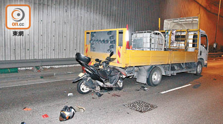 電單車插工程車車尾。（劉子文攝）