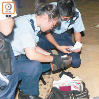 警員檢查事主旅行篋及LV銀包。（張曉楠攝）