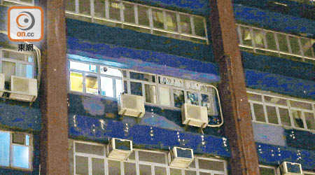 美嘉工業大廈部分單位於深夜時分仍燈火通明。