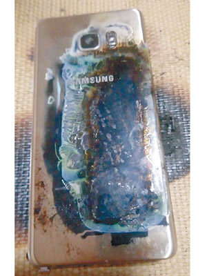 內地網民上傳其中一部外殼熏黑的Note7手機。（互聯網圖片）