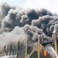 船上貨櫃猛烈焚燒及冒出濃煙，船員努力撲救。（互聯網圖片）