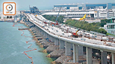 靠近赤鱲角機場南邊其中一段香港接線高架橋雖已建好，但整條接線仍是貫通無期。