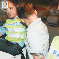 司機（右）涉五宗罪被捕。