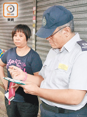 陳女士 （左）因未及把剛送到的貨收回店內便接到告票，十分無奈。