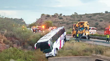 西班牙車禍造成一死多傷，當中包括一名港漢亦在意外受輕傷。（互聯網圖片）