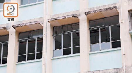 不少人稱這間空置學校為鬼屋，因其中一面的窗戶破爛不堪。