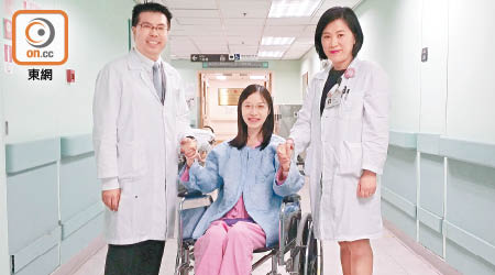 詠妍（中）感激瑪麗醫院的醫生團隊成功將女兒帶到世上與她團聚。左為陳麒尹醫生，右為石允文醫生。